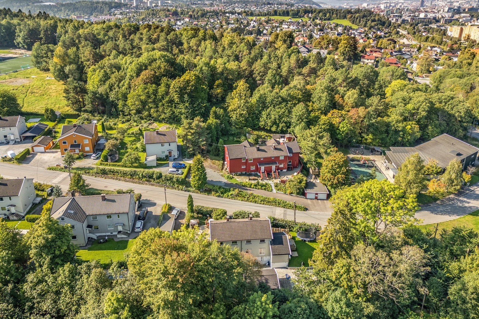 Boligen ligger svært gunstig til i et frodig og barnevennlig strøk på Trasop Galleribilde