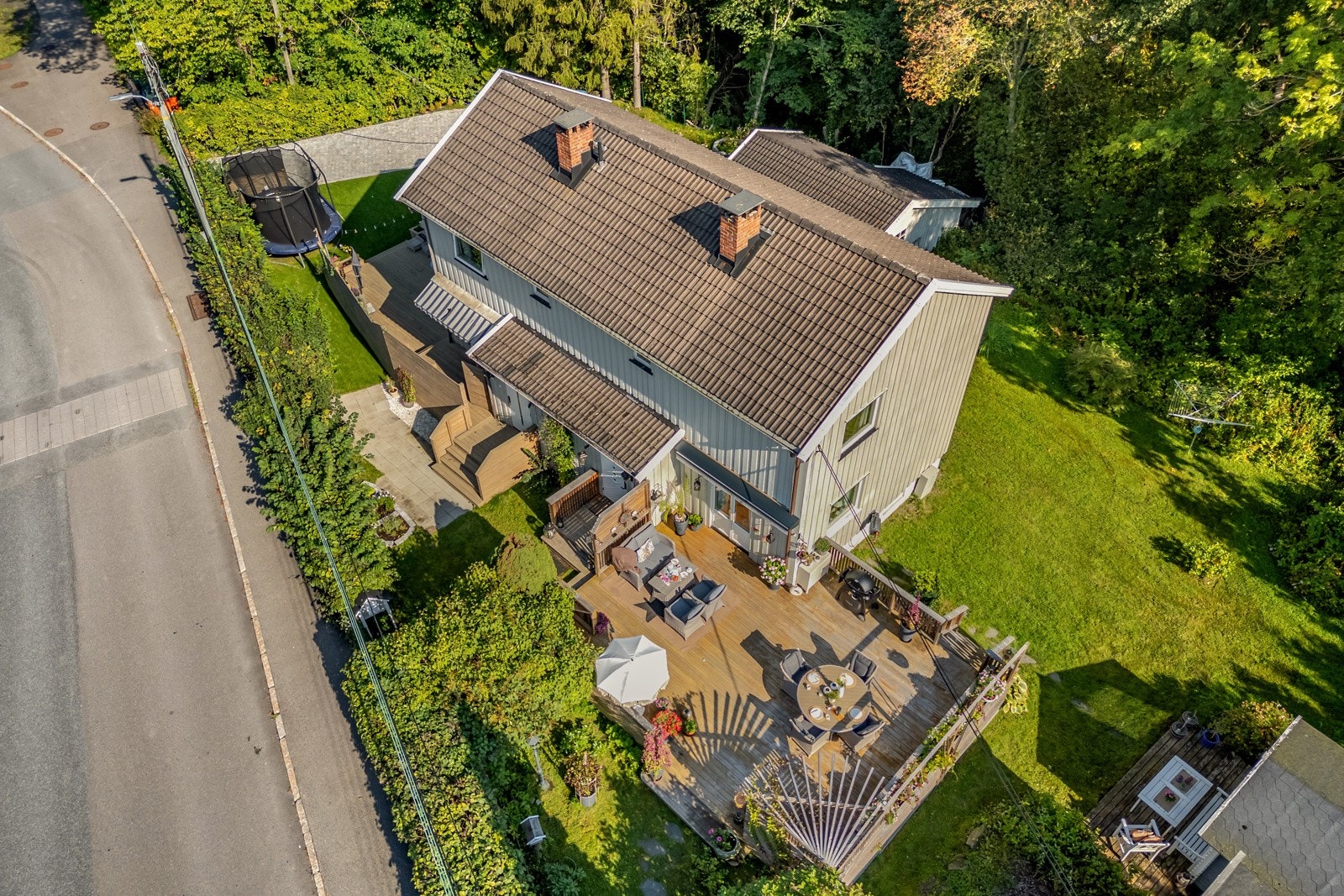 Dronebilde av terrassen og hagen Galleribilde