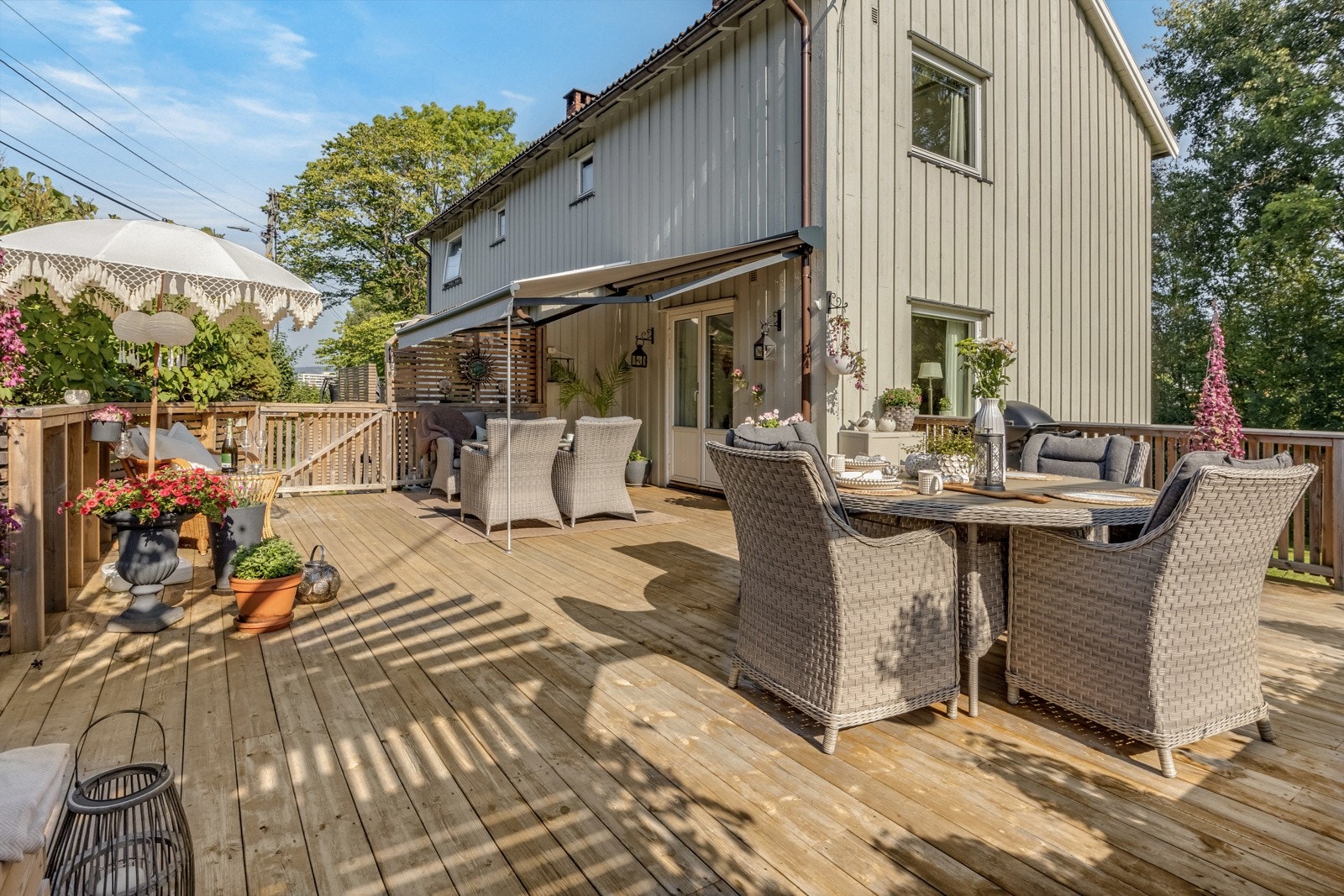 I 2019 ble det montert elektrisk markise og utelys/stikkontakt. Det er også satt opp levegger og blomsterkasser som sørger for nok skjerming Galleribilde