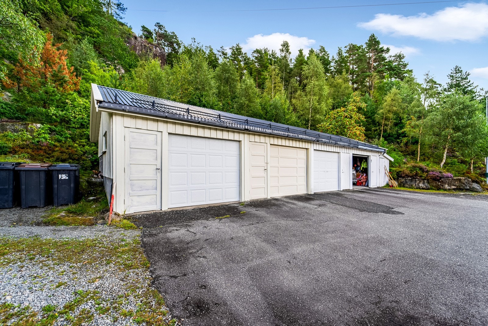 Det medfølger en garasje like ved inngangspartiet. Galleribilde