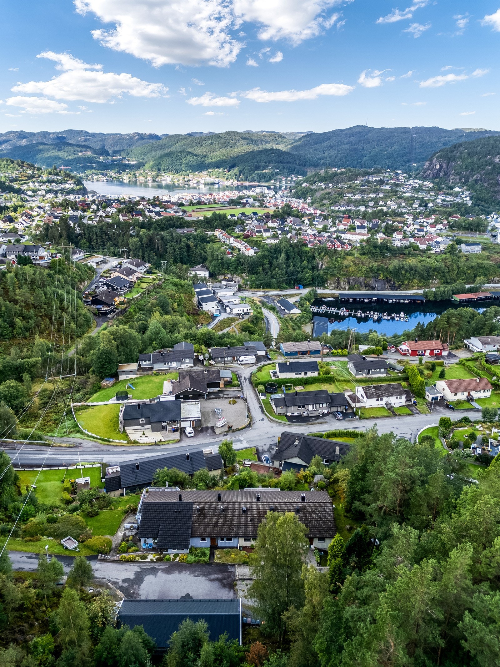Det er gang- og sykkelsti direkte ned til Austavika. Videre er det kort gangavstand til sentrum. Galleribilde