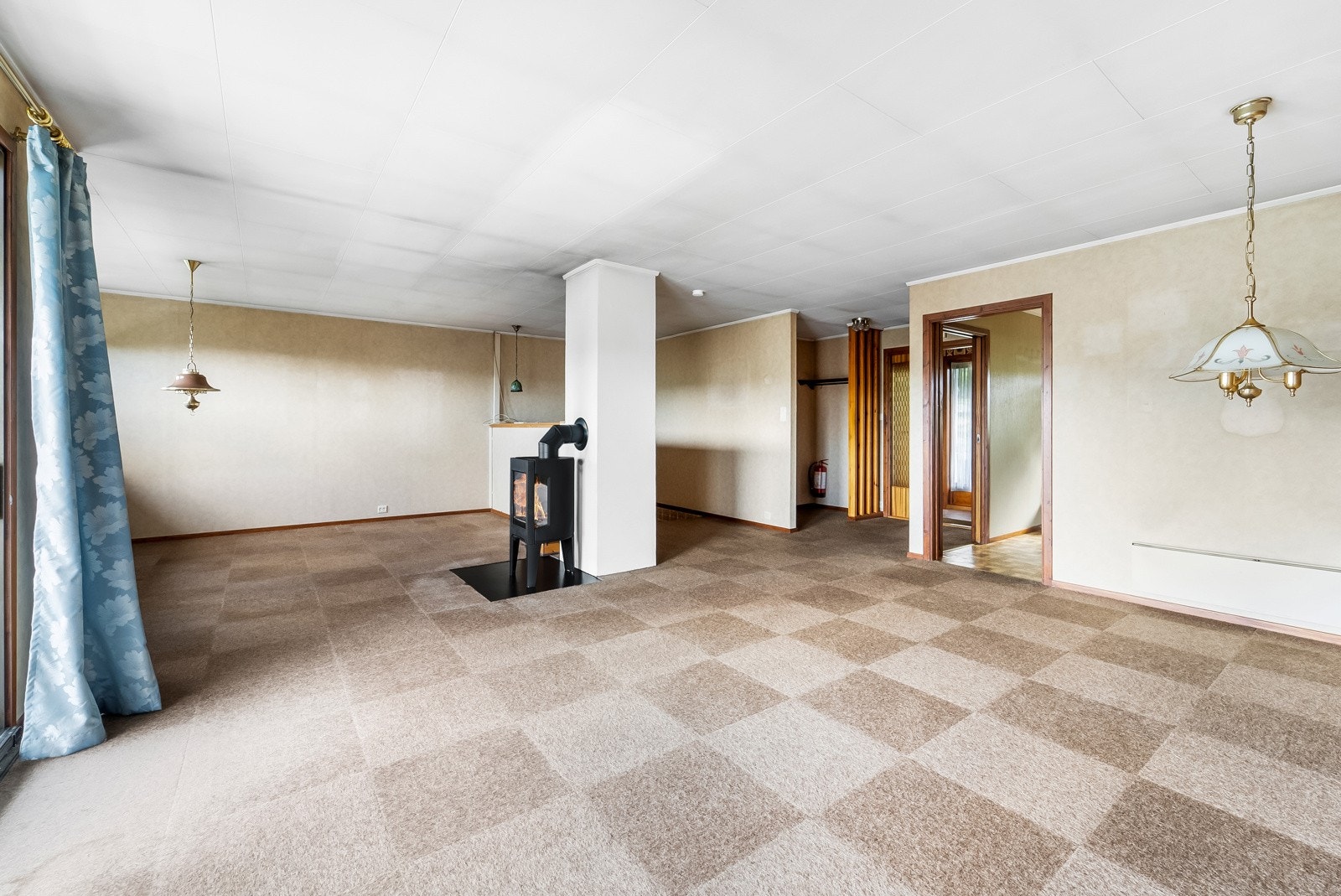Romslig stue med vedfyring i peis. Galleribilde