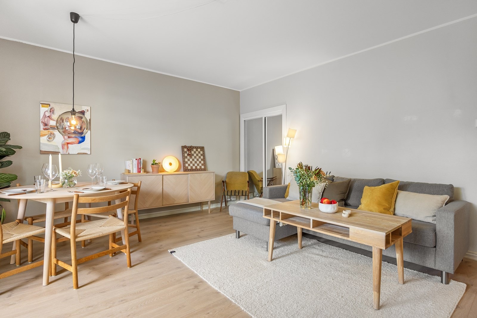 I stuen er det plass til sofagruppe, sofabord og tv-benk. Galleribilde