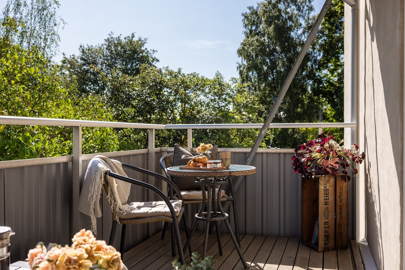 Balkongen har grønt og fint utsyn. Galleribilde