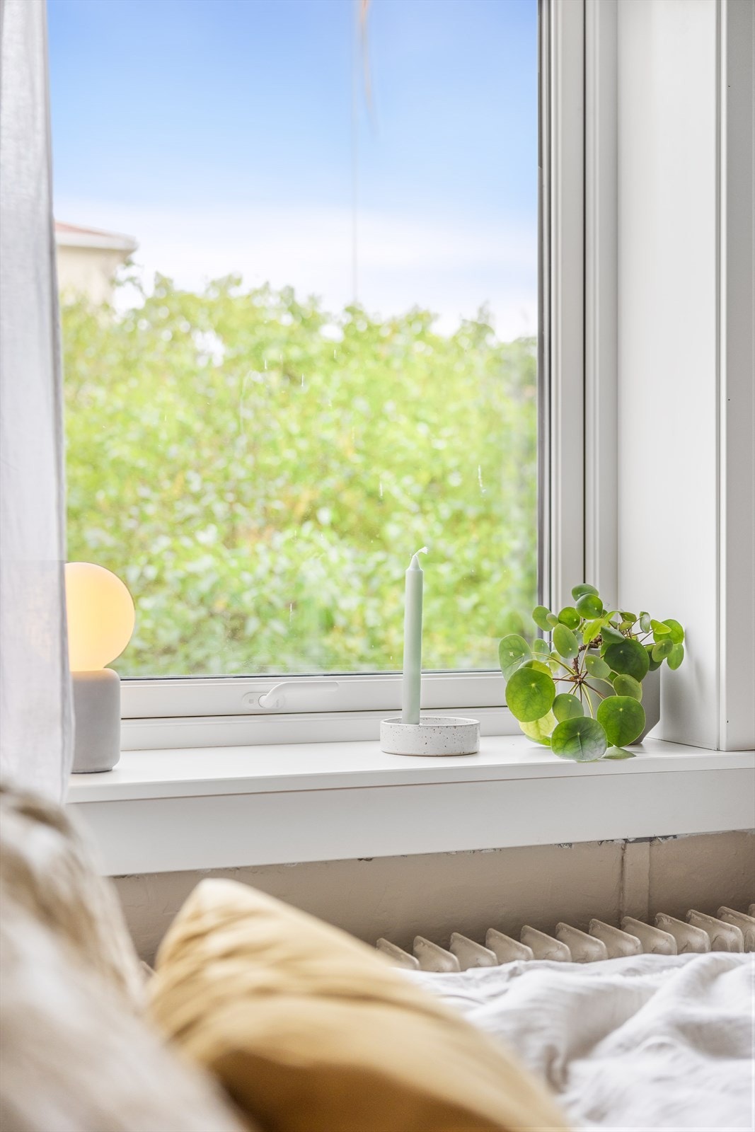 Stort vindu sikrer godt med lys og luft. Galleribilde