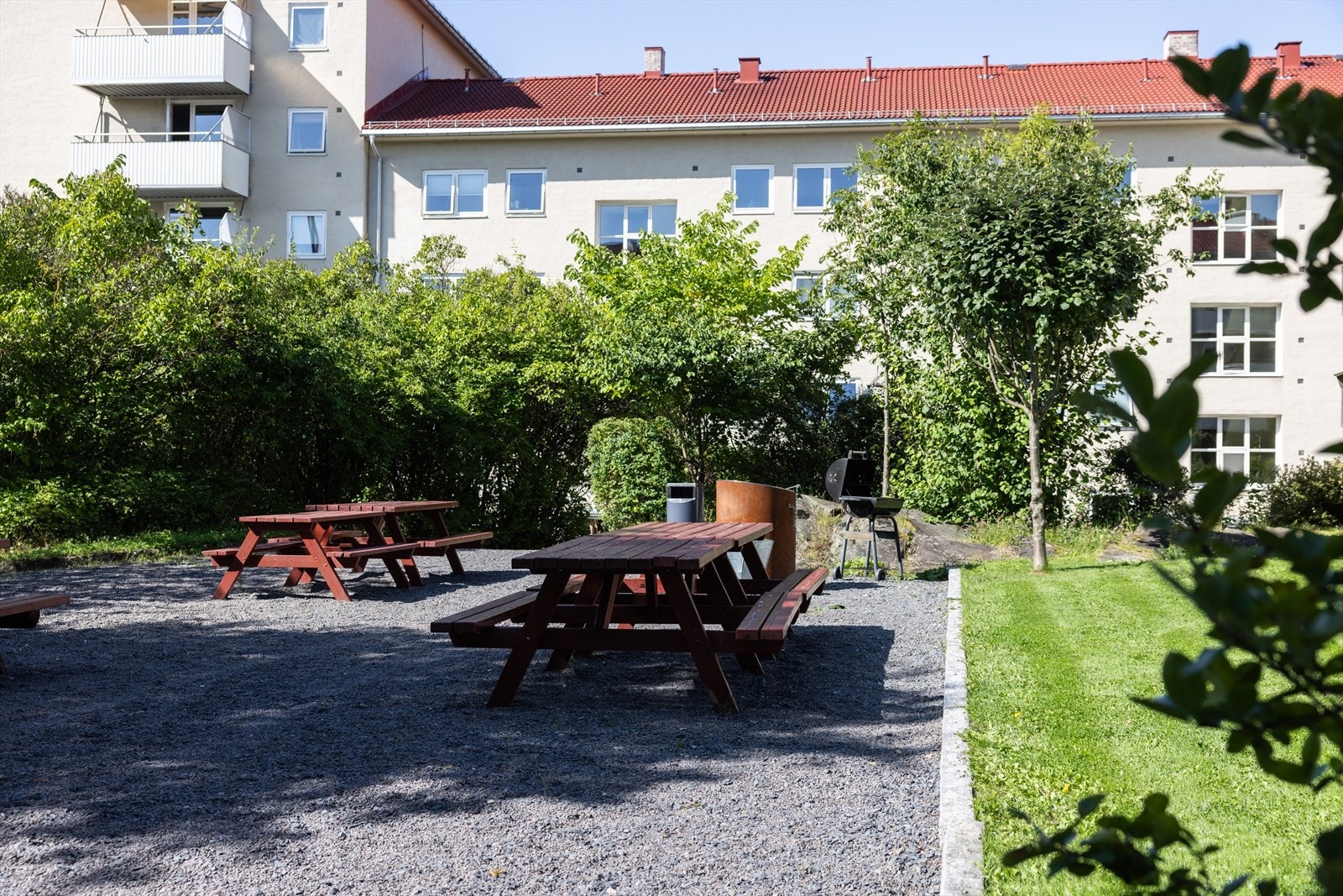 Tøyen Boligselskap AS har pent opparbeidet og stor tomt. Galleribilde