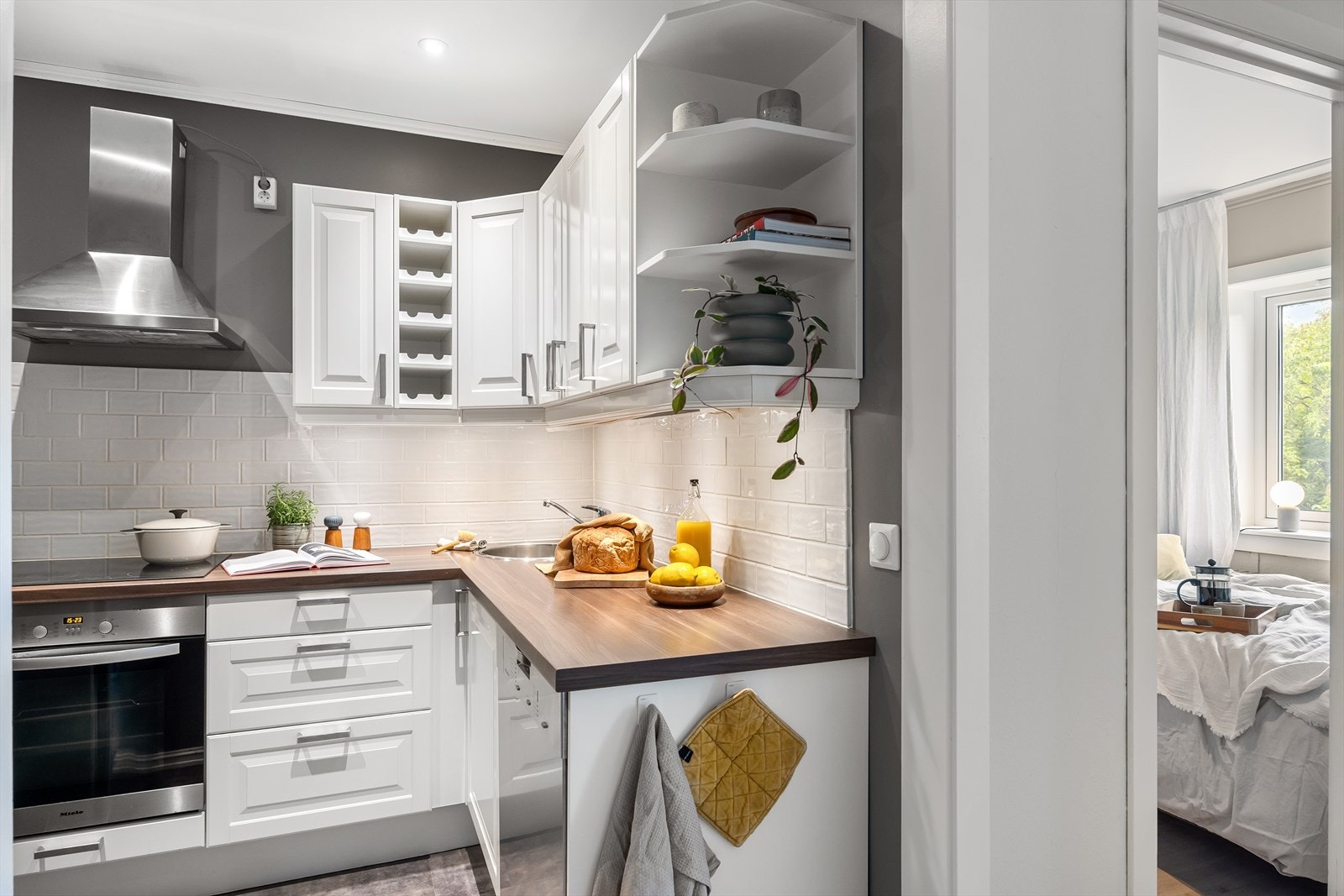 Det er masse lagringsplass i både skap, hyller og skuffer. Galleribilde