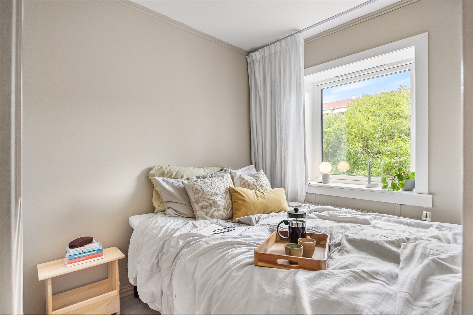 Lunt soverom vendt mot rolig område. Galleribilde