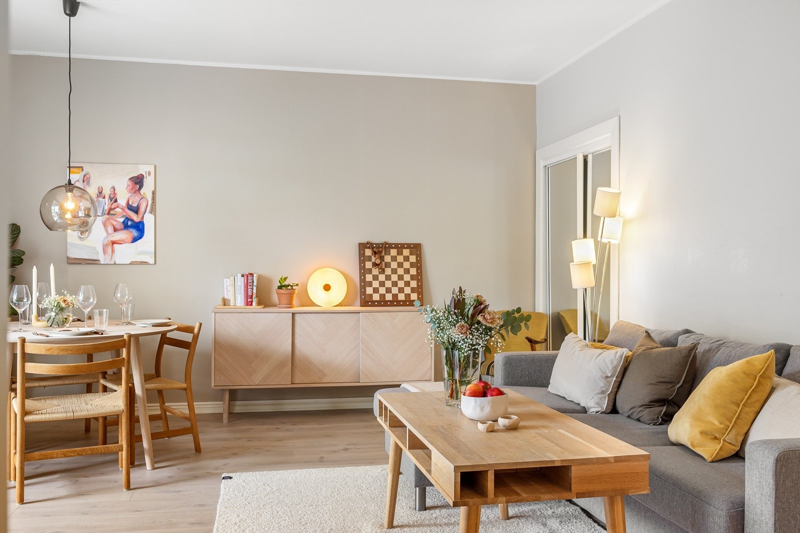 Stilrene overflater med en-stavs laminat fra 2017 og moderne fargevalg. Galleribilde