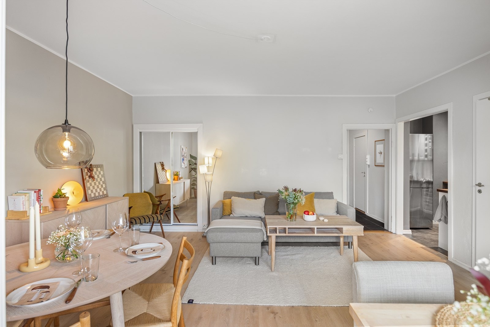 Takhøyden er oppmålt til 2,59 meter og godt lysinnslipp gir en luftig romfølelse. Galleribilde