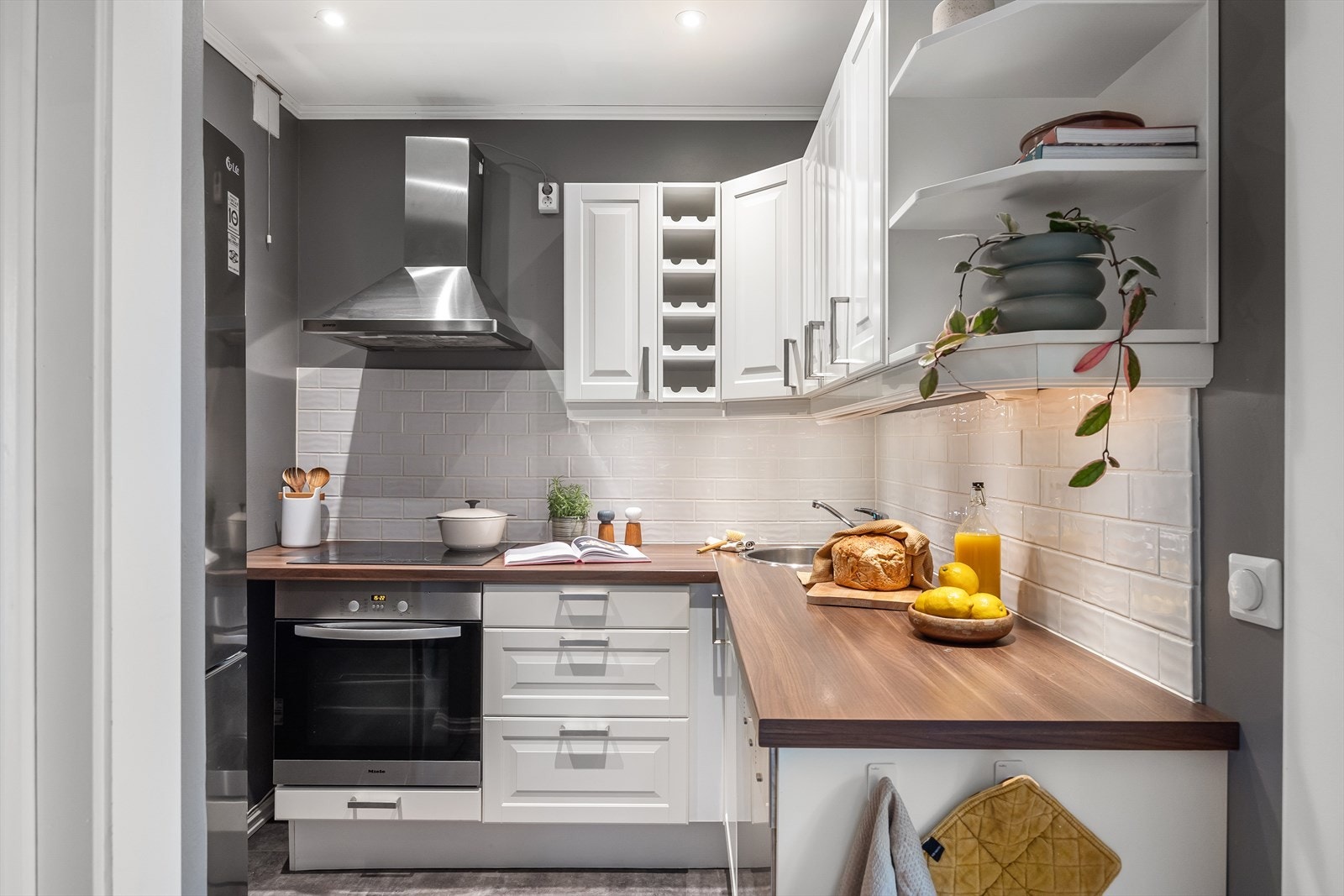 Hvitevarene består av frittstående oppvaskmaskin og kjøl/frys og integrert ovn og platetopp. Galleribilde