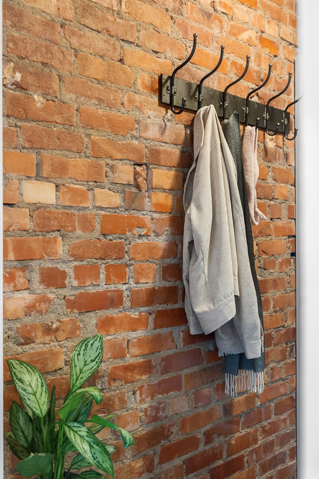 Det er vegghengte knagger for oppbevaring av yttertøy samt plass til skohylle. Galleribilde