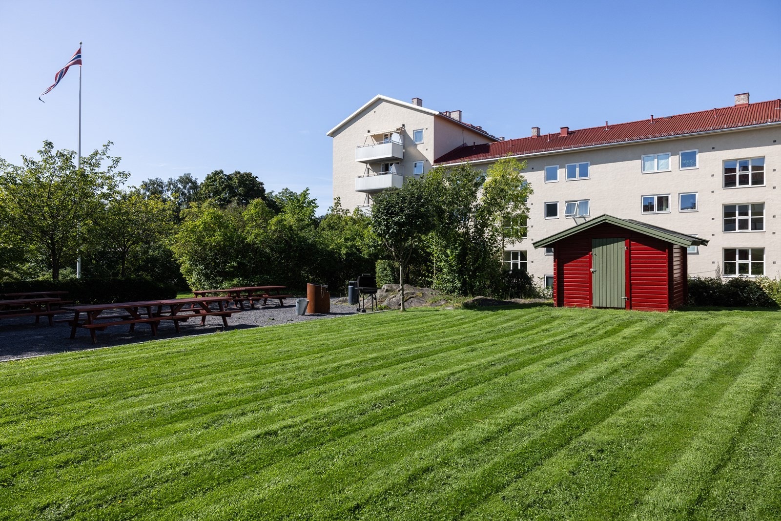 Her er det plen, beplantning og flere sittegrupper for beboerne. Galleribilde