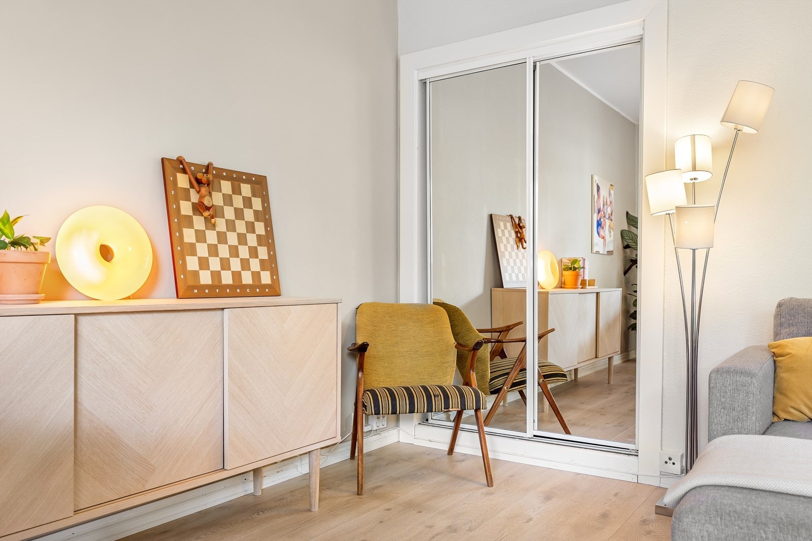 I stuen er det et praktisk kott skjult bak skyvedører. Galleribilde