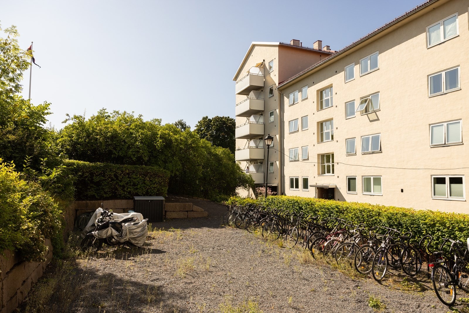 Det er sykkelparkering ved inngangspartiet. Galleribilde