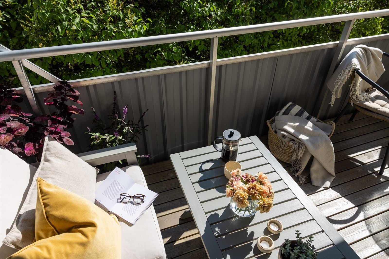 Fra stuen er det utgang til en østvendt balkong på ca. 8 kvm. Galleribilde