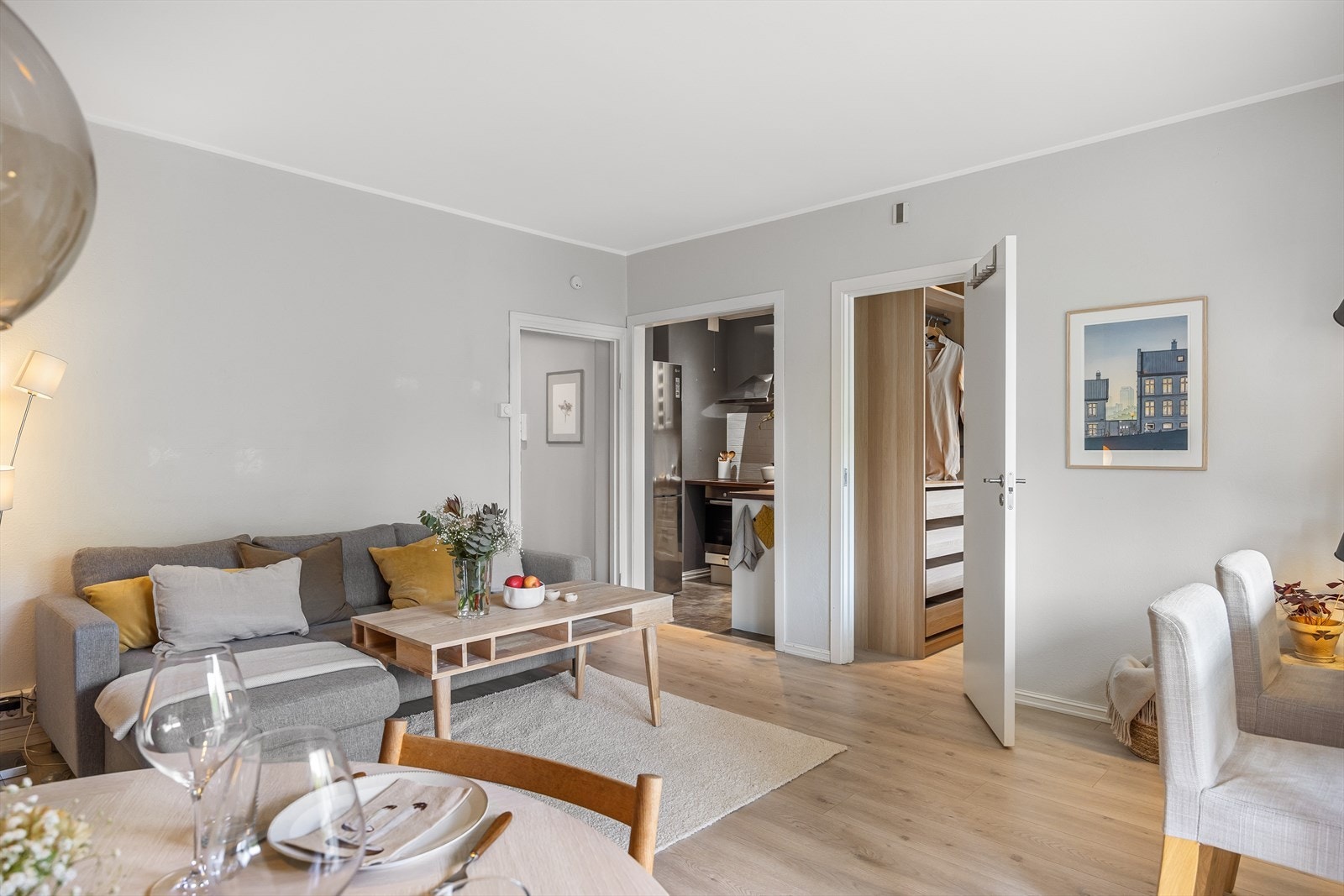 Fra stuen er det adkomst til soverommet og kjøkkenet. Galleribilde