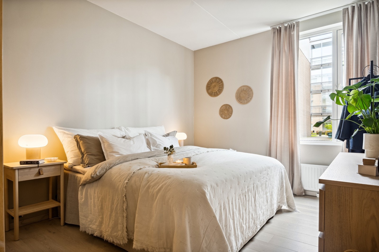 Lyst og innbydende hovedsoverom med duse farger, mye dagslys og god plass til både dobbeltseng og tilhørende møblement. Galleribilde