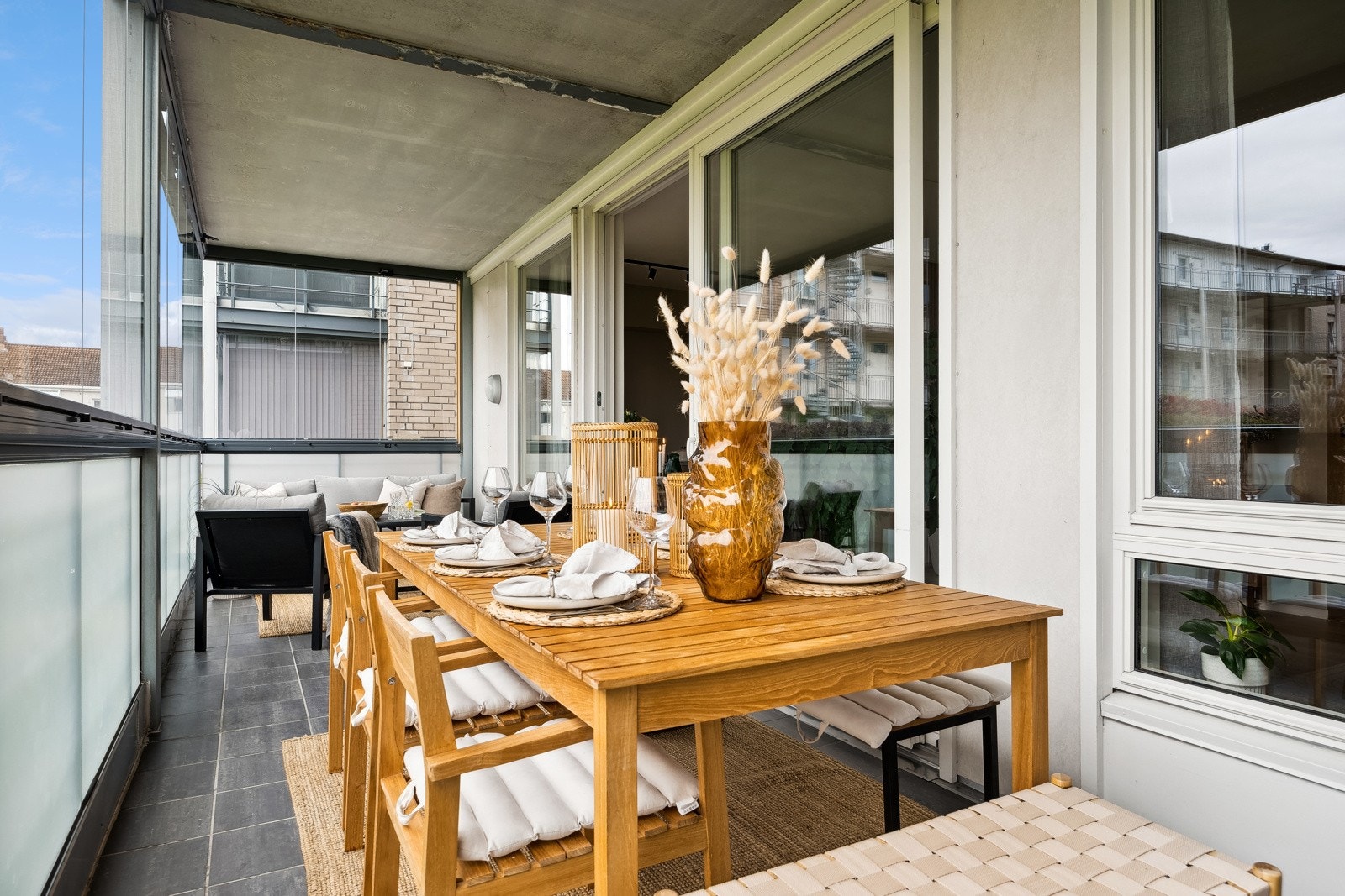 Det er plass til både sittegruppe og utendørs spisebord - uten at det oppleves som rotete. Galleribilde