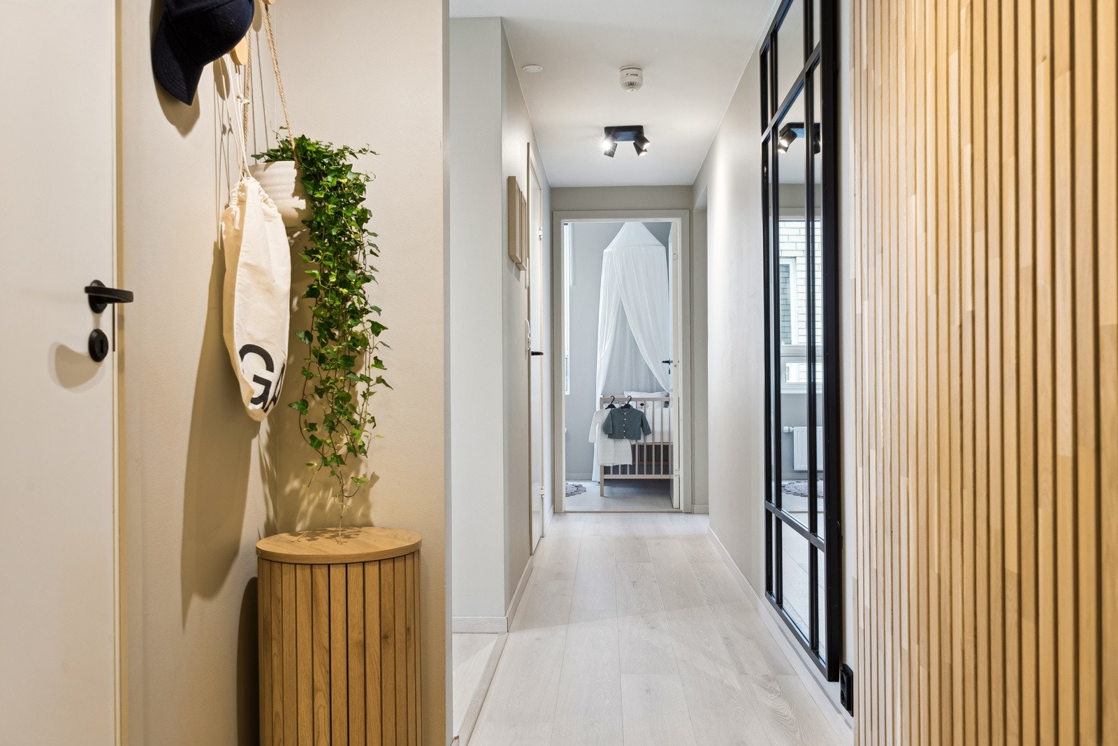 Entréen har et moderne preg med spilevegger som gir et innbydende inntrykk. Galleribilde