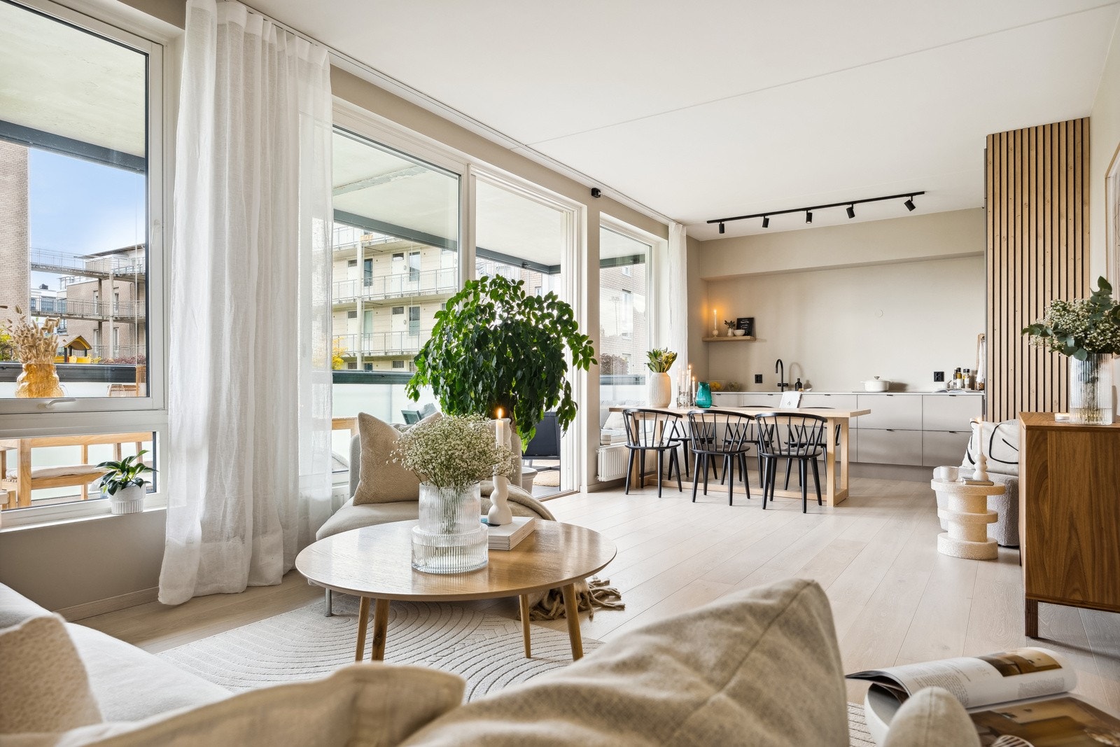 De nøytrale og moderne fargevalgene gjør det enkelt å sette sitt eget preg på leiligheten. Galleribilde