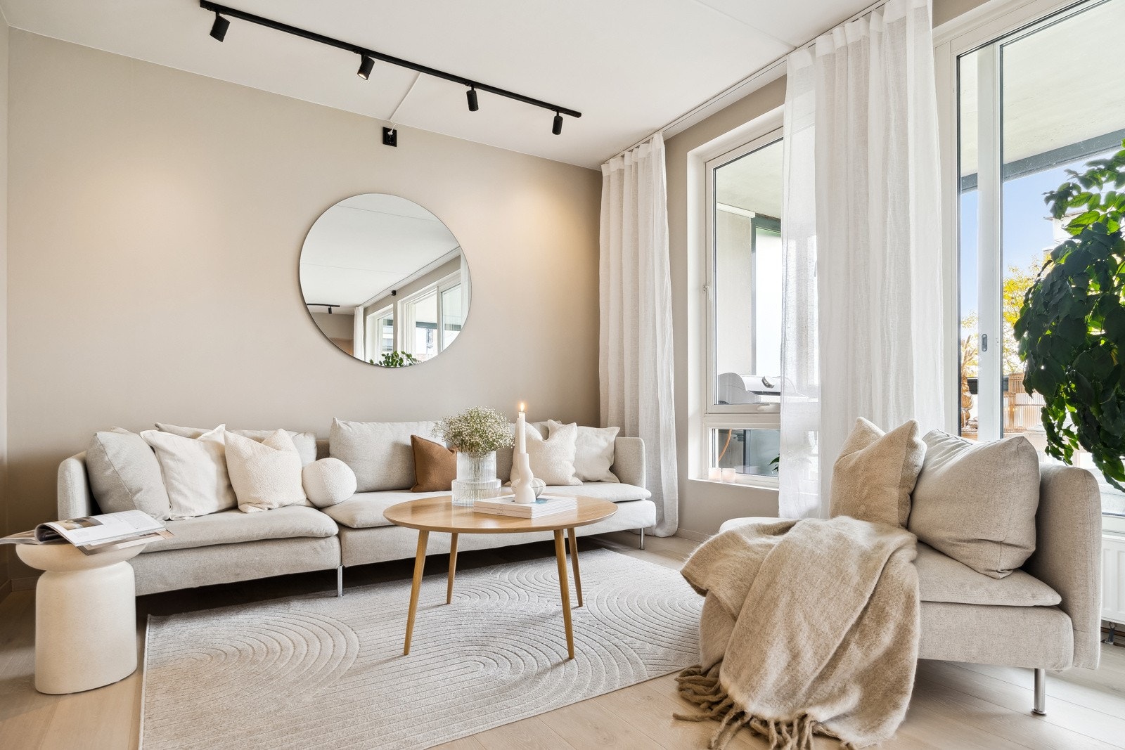 Lys og luftig stue med god takhøyde og store vindusflater som slipper inn rikelig med naturlig dagslys. Galleribilde