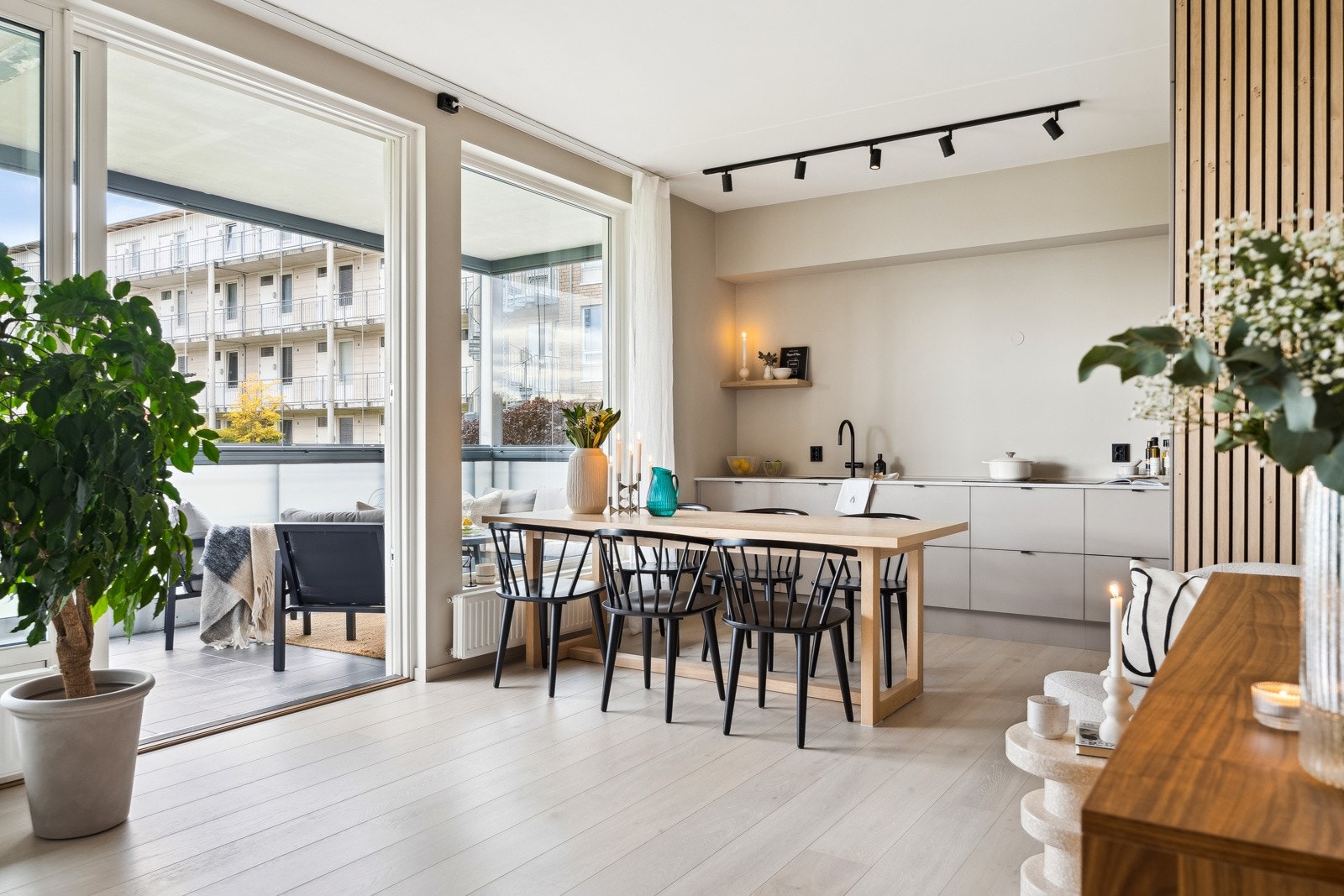 Det passer utmerket å innrede med spisegruppe ved kjøkkenet. Galleribilde