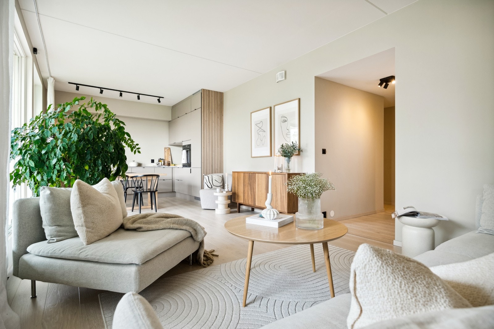 Her har man en åpen stue/kjøkken løsning som måler ca. 30 kvm. Galleribilde