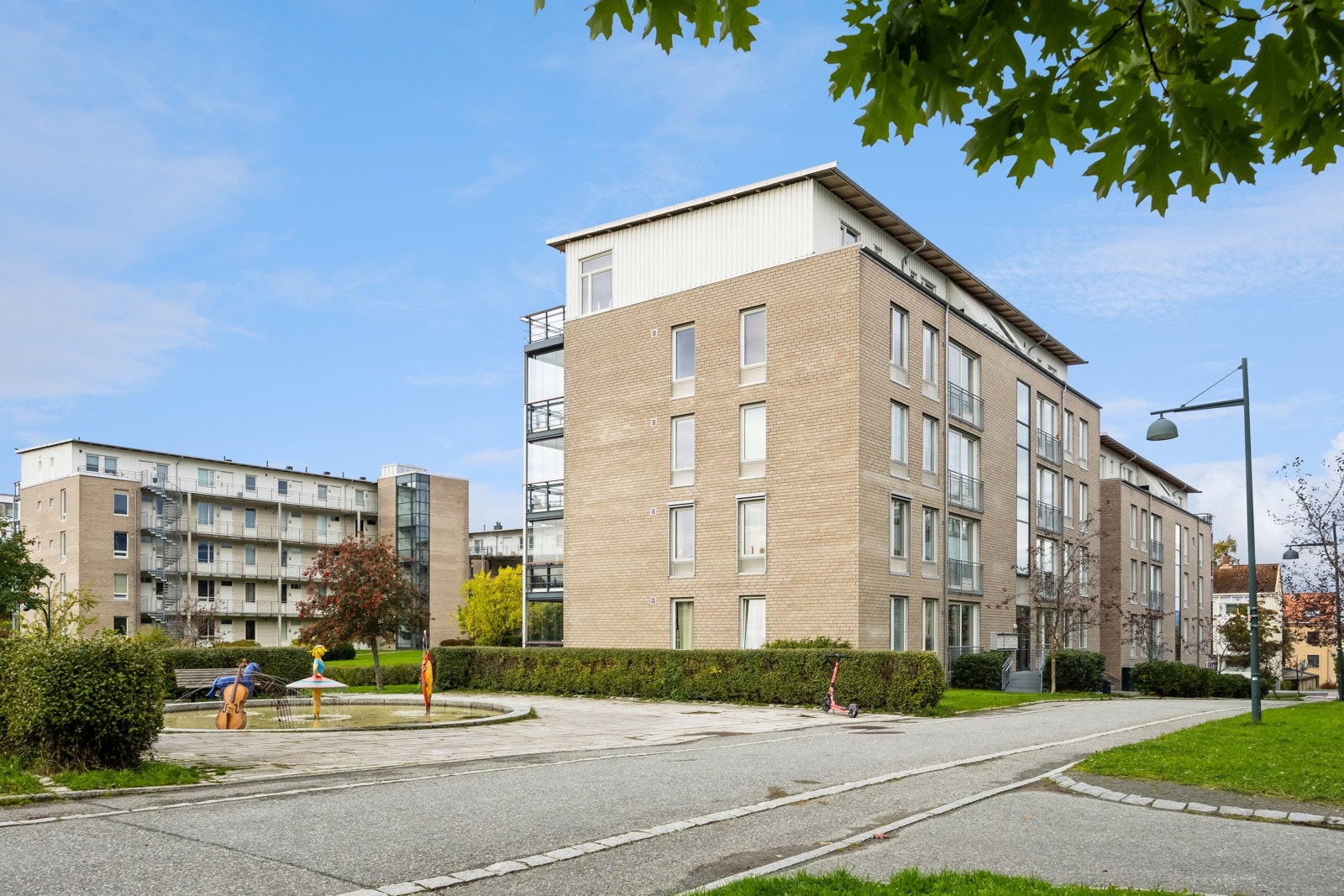 Det er kort vei til både dagligvare og kollektivtransport. Solsiden ligger ca. 10 minutters gange fra leiligheten. Galleribilde