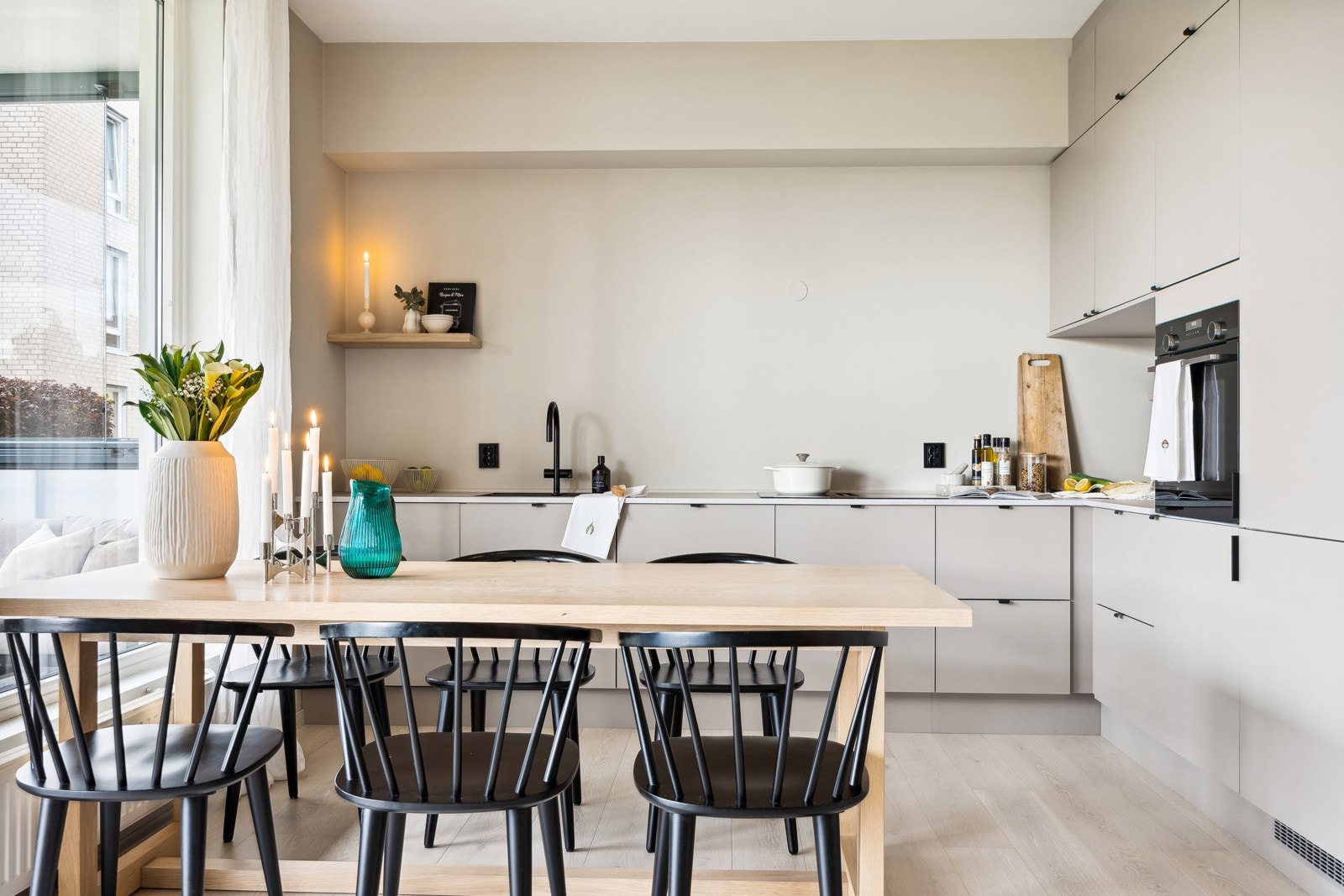 Leiligheten har en eksklusiv og stilren kjøkkeninnredning fra HTH, ny i 2022. Kjøkkenet har et moderne design med praktiske løsninger, som gir et stilrent og tidløst preg. Galleribilde