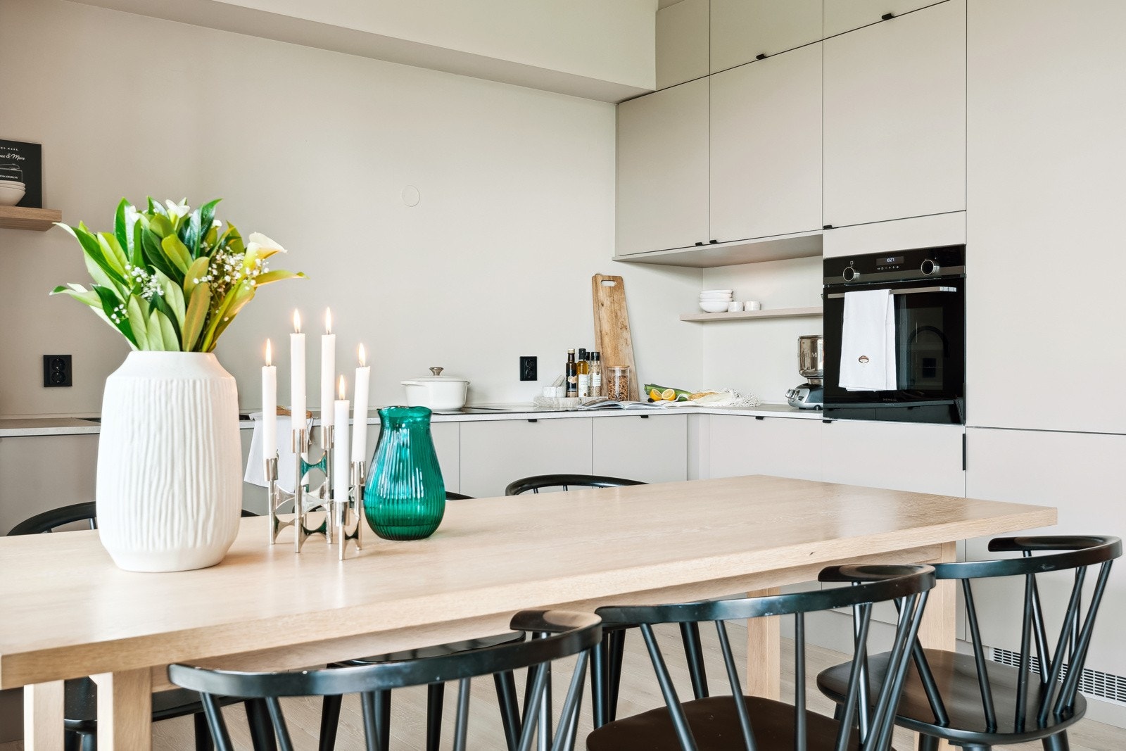 Kjøkkenet er utstyrt med integrerte hvitevarer som stekeovn, platetopp, oppvaskmaskin og kjøleskap med fryser. Galleribilde