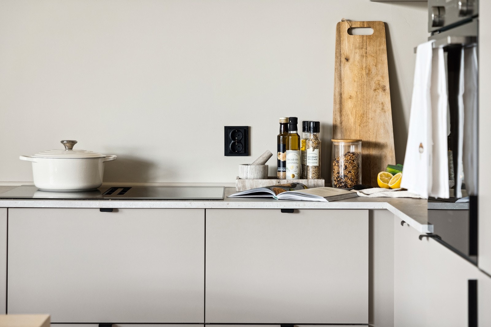 Kjøkkenet preges av fine detaljer som spileelementer, moderne fargevalg og funksjonelle løsninger. Galleribilde