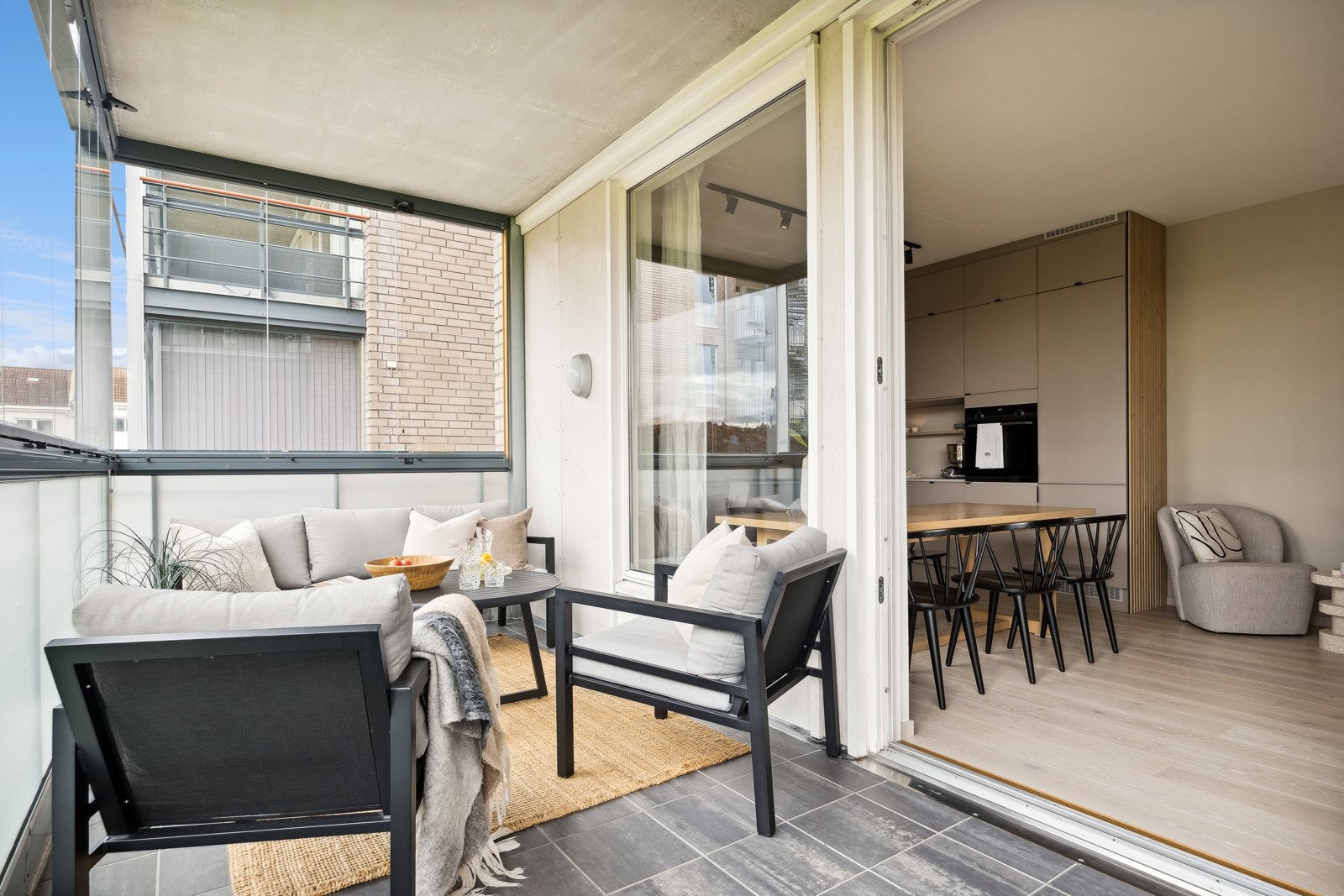 Utgang fra stue/kjøkken til en stor, innglasset terrasse på hele 21 kvm. Galleribilde