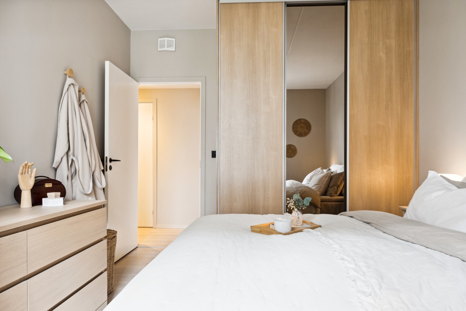 Det er god plass til garderobeløsning som sørger for godt med oppbevaringsmuligheter. Galleribilde