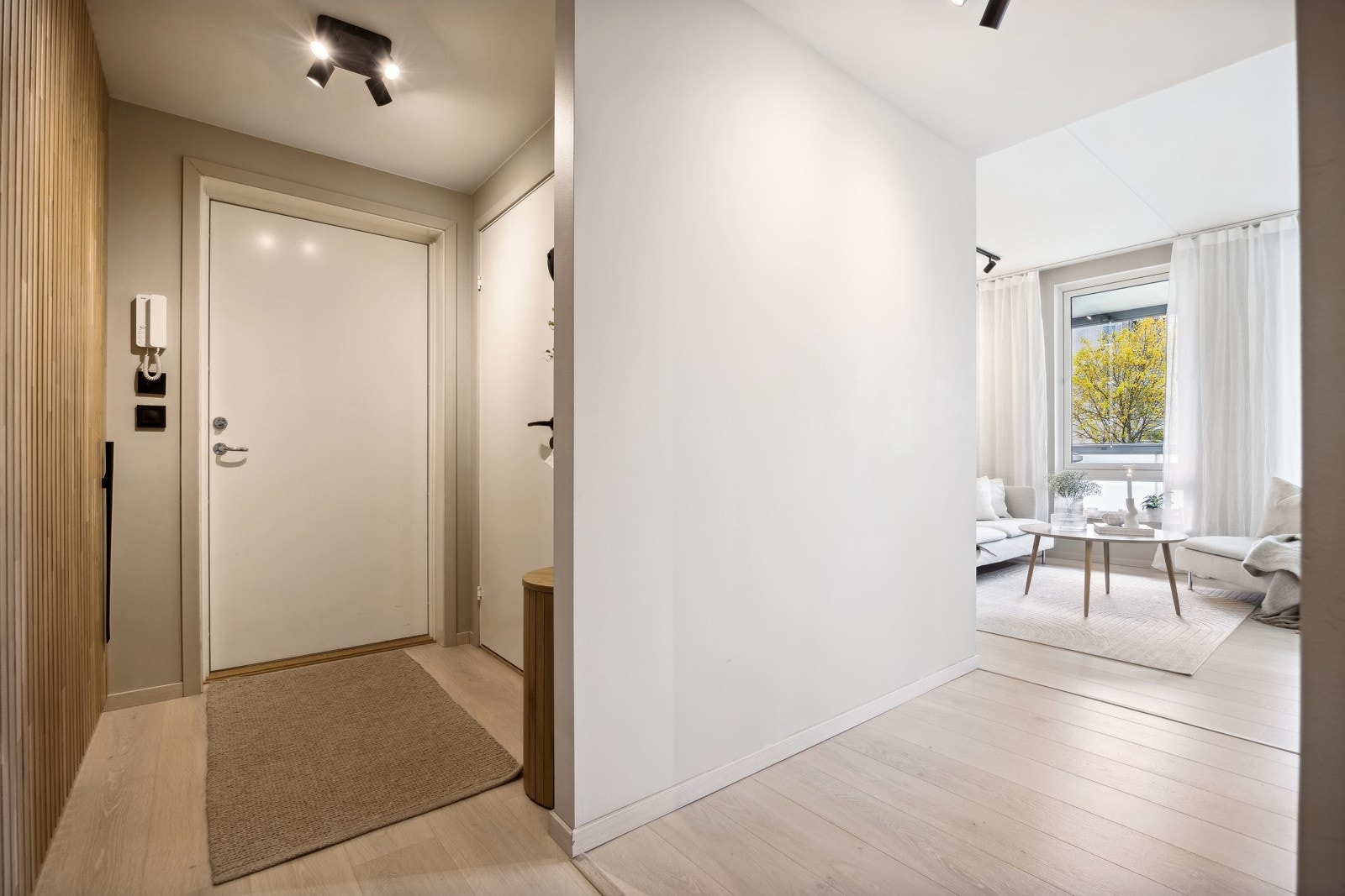 Videre fra stuen har man entré/gang som måler ca. 9 kvm. Galleribilde