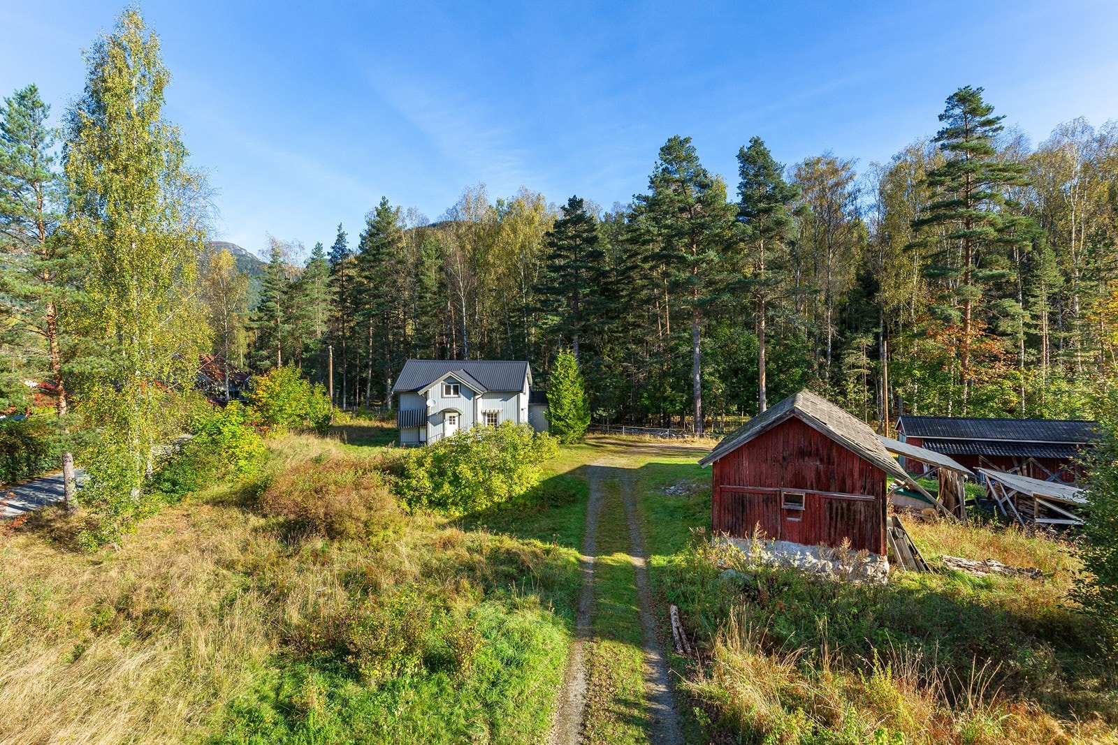 Eiendommen har fin beliggenhet med gode solforhold. Galleribilde