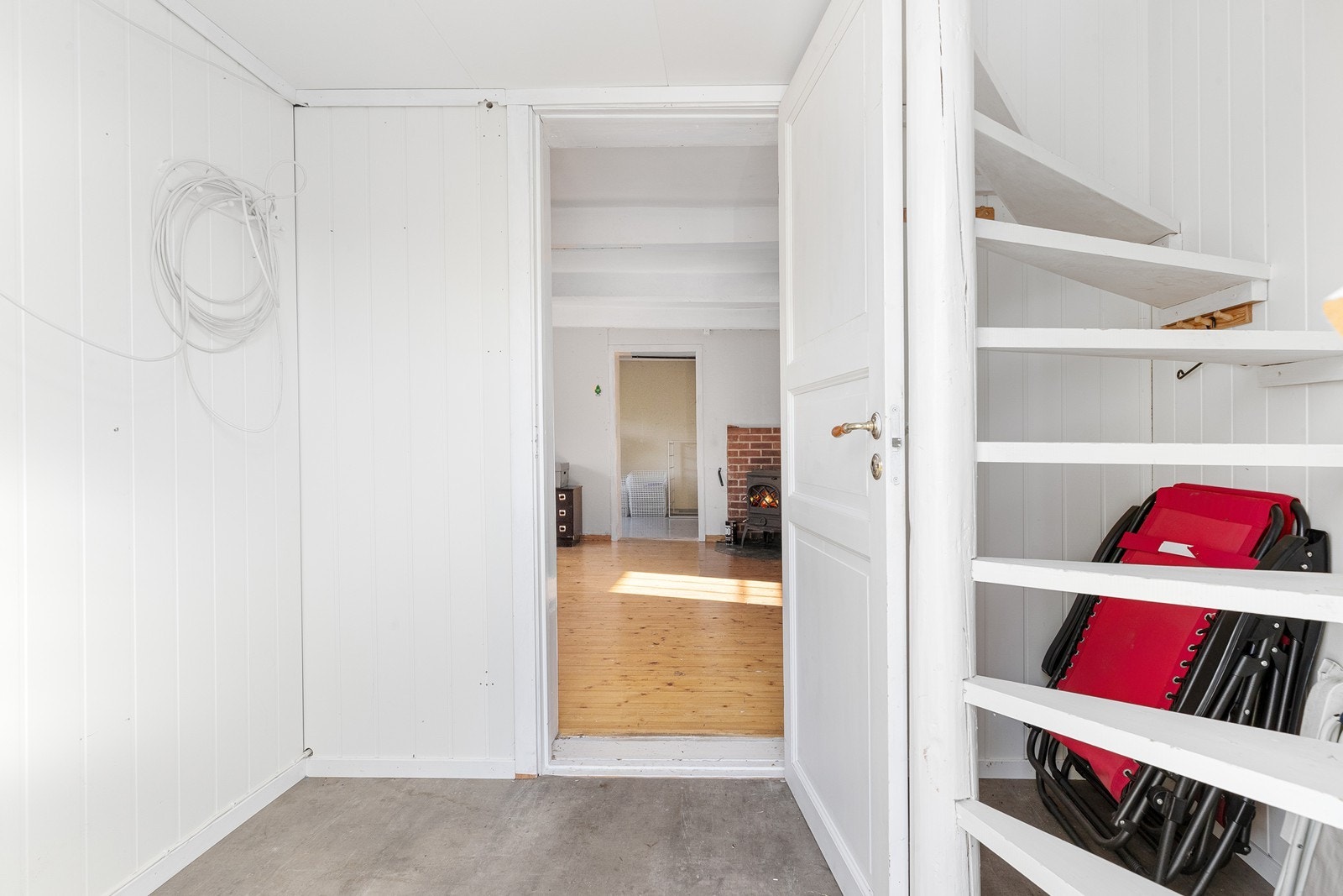 Lyst inngangsparti med trapp til 2. etg på høyre side. Galleribilde