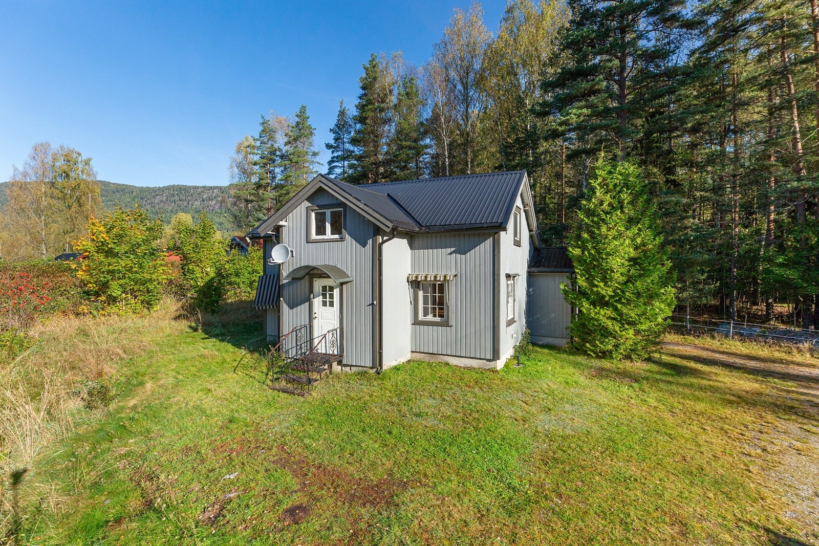 Eiendommen ligger fint i flotte omgivelser. Galleribilde