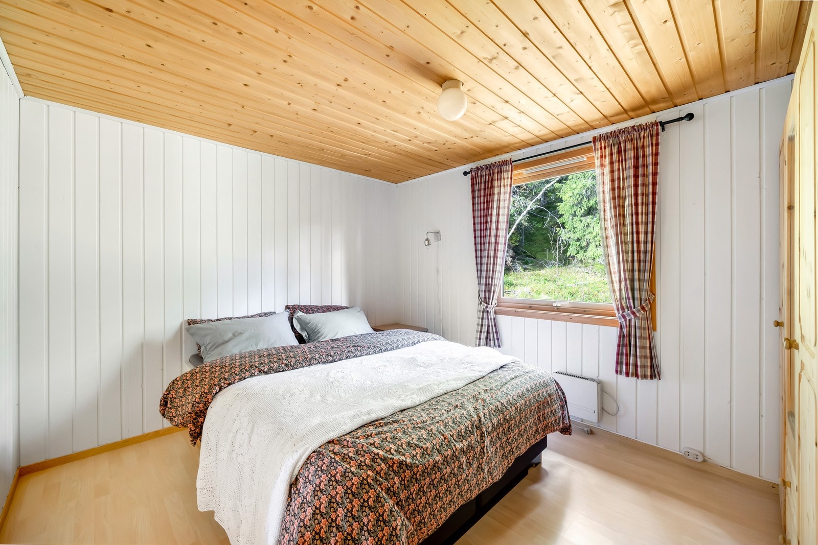 Soverom 2, med dobbeltseng og garderobeskap. Galleribilde