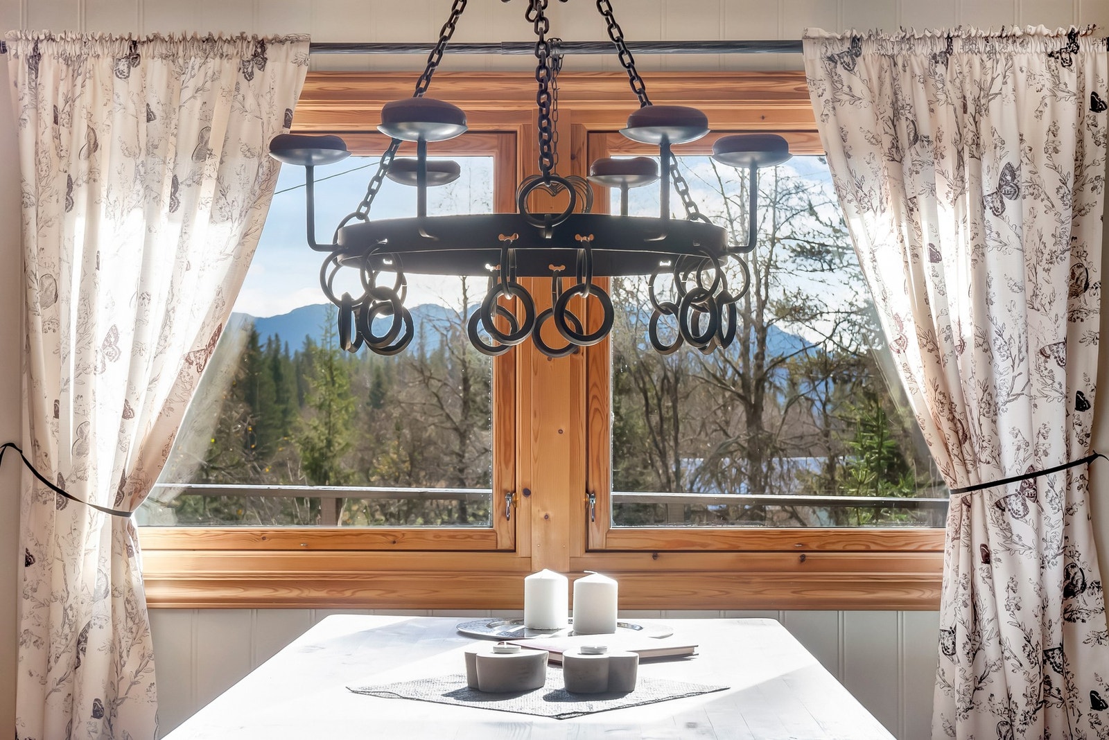 Spisebordet er i dag plassert ved vindu med utsikt mot en av mange topper man kan gå til! Galleribilde