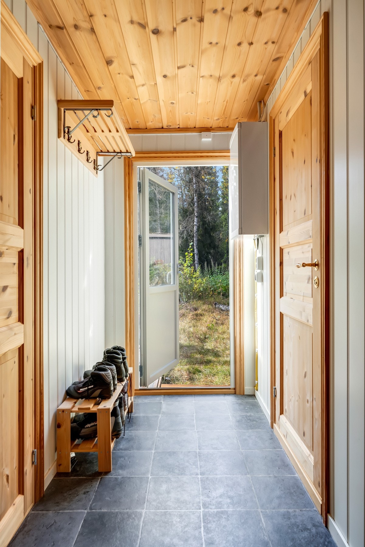 Entrè med god plass til sko og yttertøy, samt utgang til sørvendt platting. Galleribilde