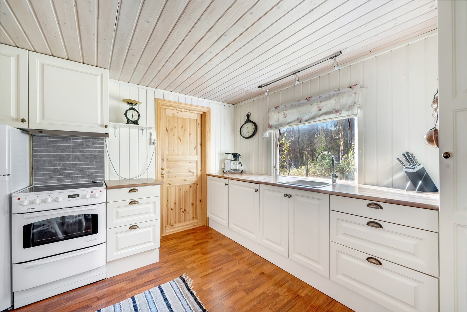 Lyst og fint kjøkken med god benkplass. Galleribilde