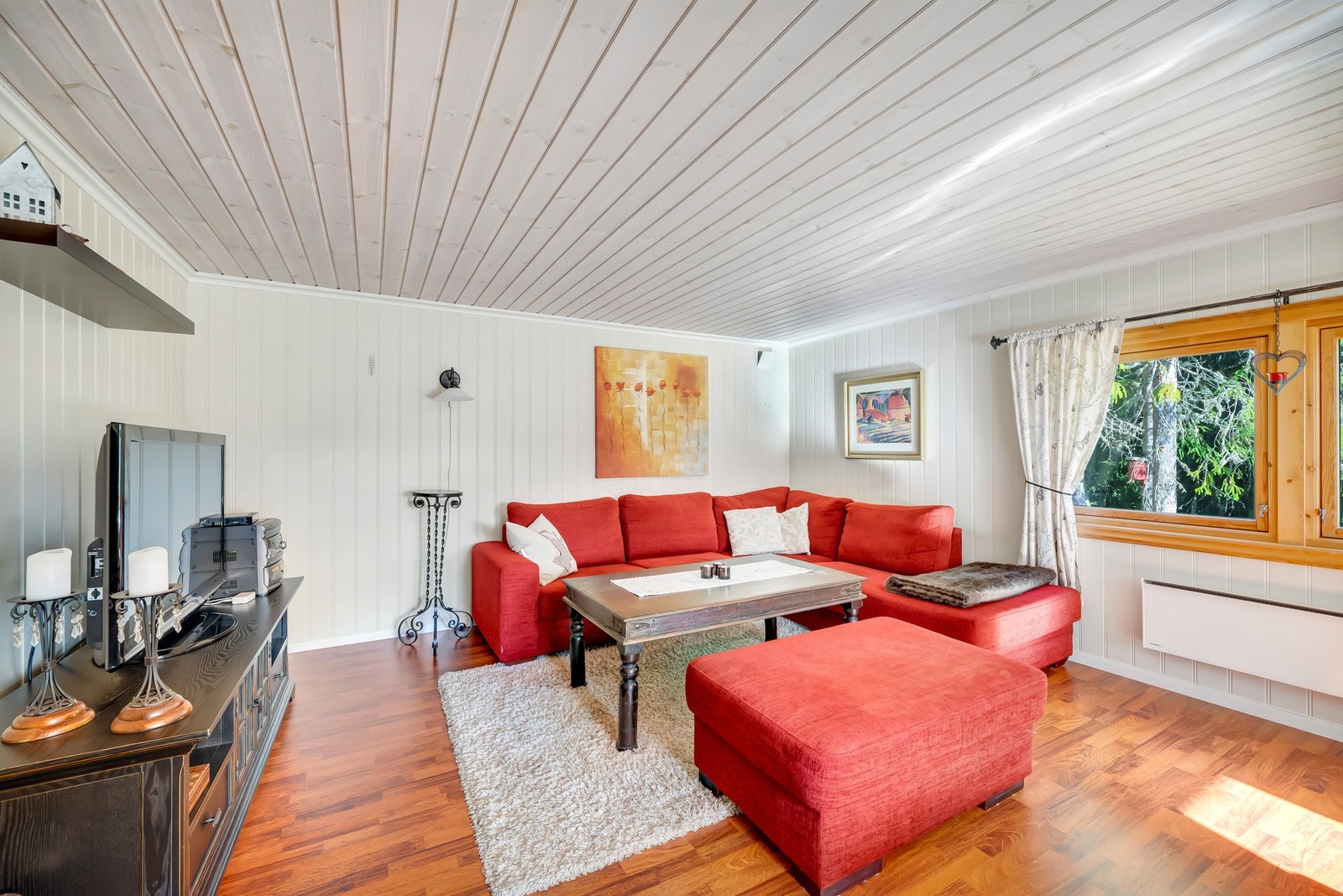 Romslig stue med lyse farger. Galleribilde