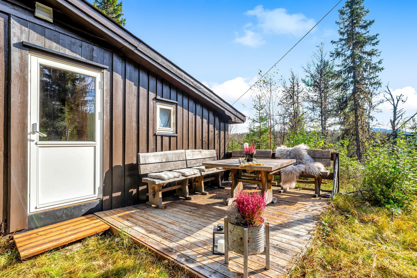 Platting på 9 m² mot sør, med god plass til utemøblement. Her kan kaffen nytes. Galleribilde