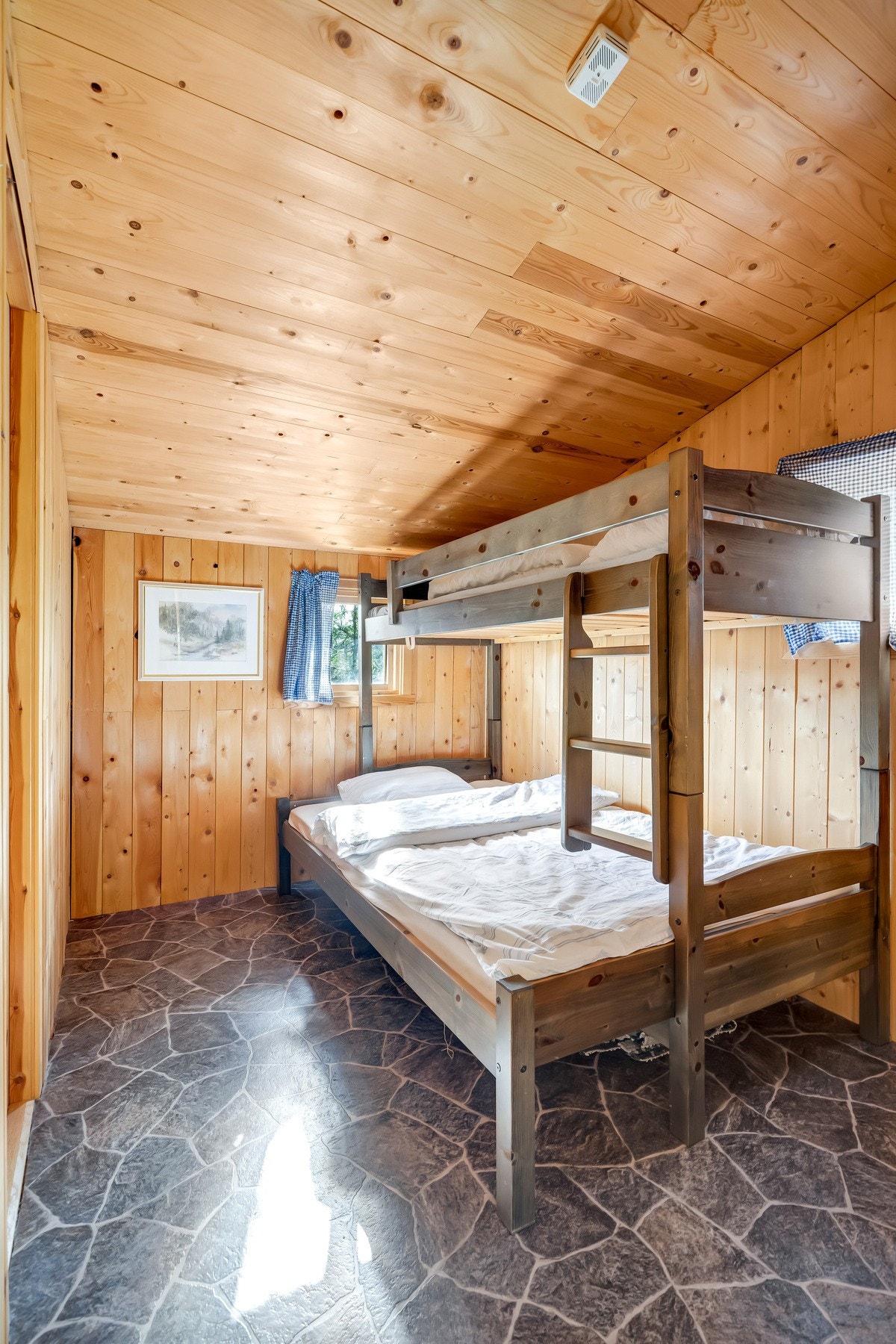 Hytta har to soverom. Soverom 1 med familiekøyeseng og mulighet for oppbevaring. Galleribilde