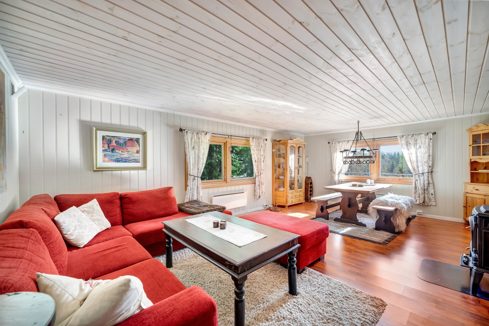 Koselig sofakrok der man kan sitte å se ut på naturen. Galleribilde