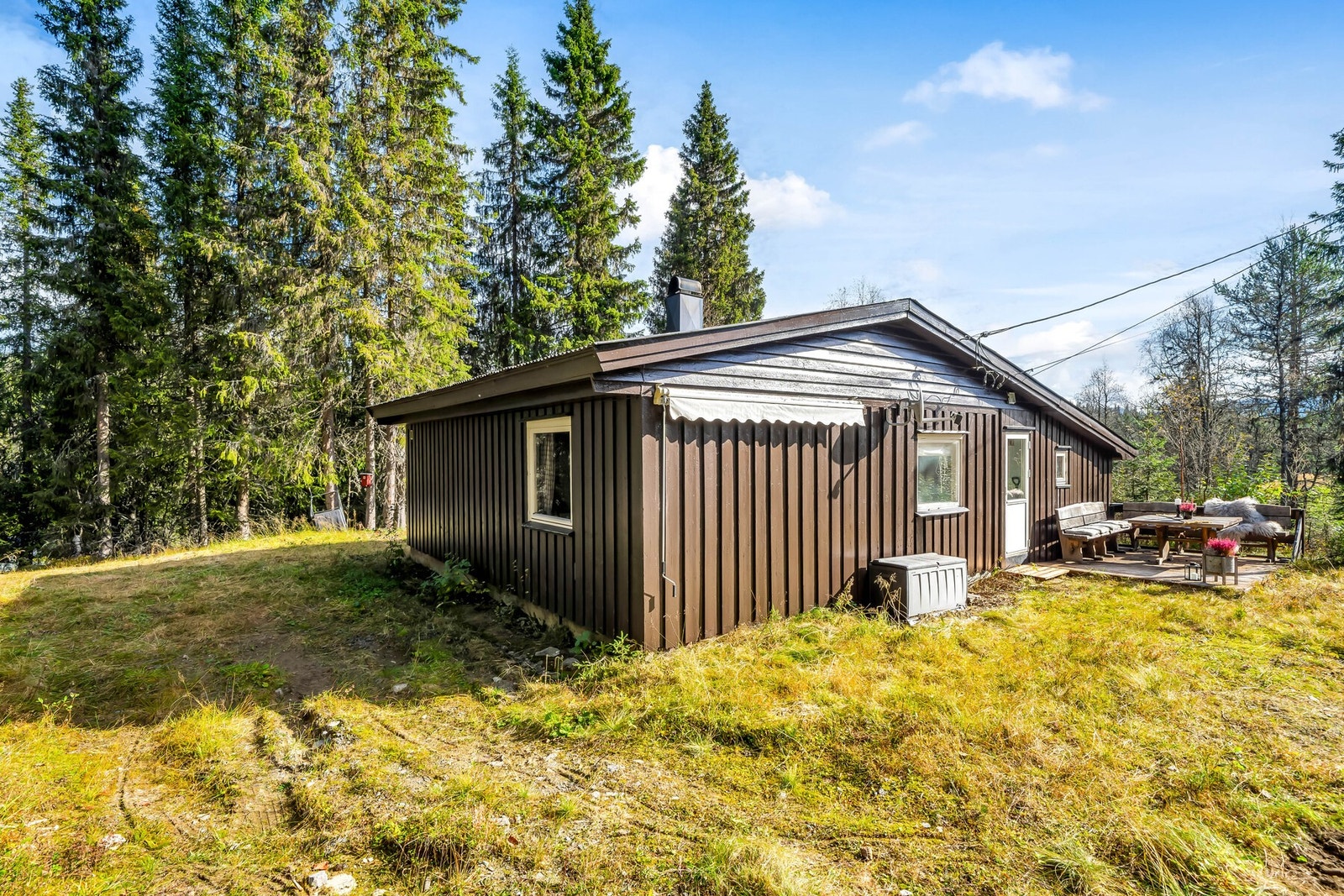 I gåavstand fra hytta ligger lysløypa i Øyfjell, samt nærmere 50 km med preparerte skiløyper. Galleribilde