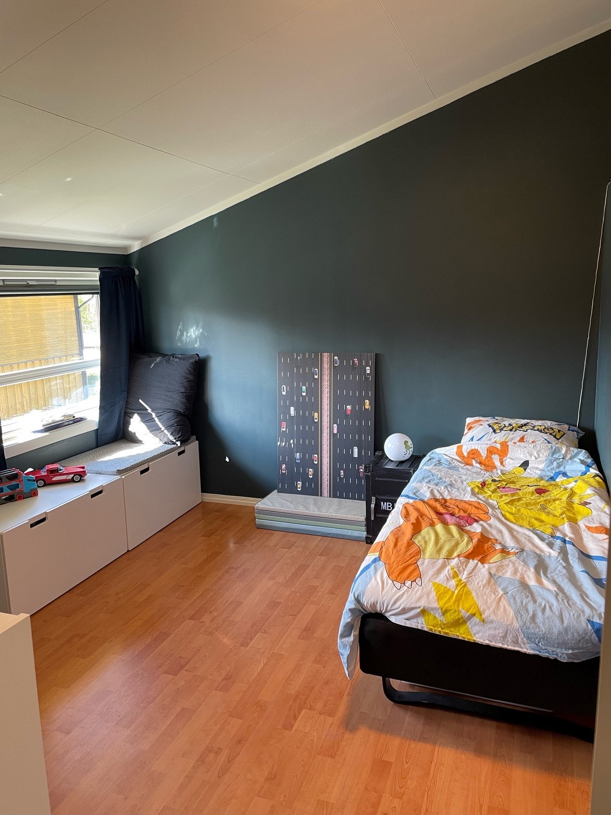Romslig soverom 2 med plass til ønsket møblement. Galleribilde