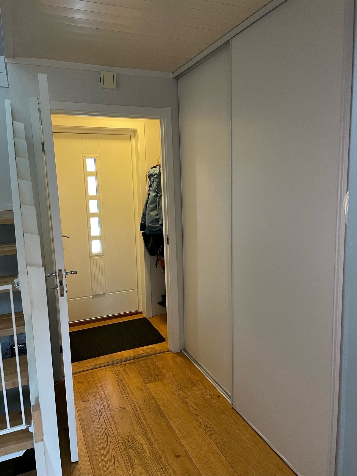 Praktisk entré og gang med tilhørende skyvedørsgarderobe Galleribilde