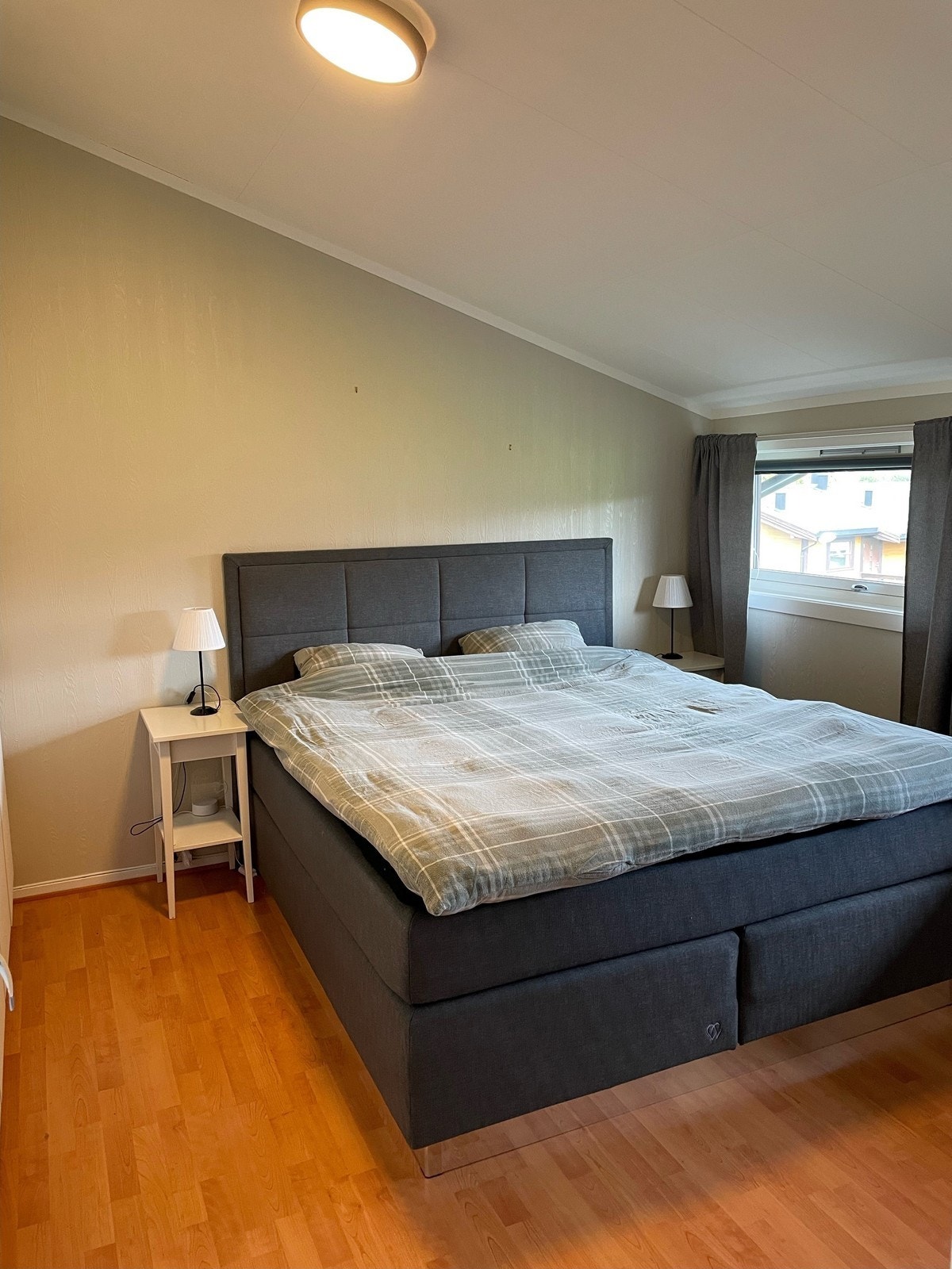 God størrelse på hovedsoverommet med garderobe. Galleribilde